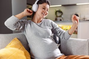 Ibu hamil mendengarkan musik klasik