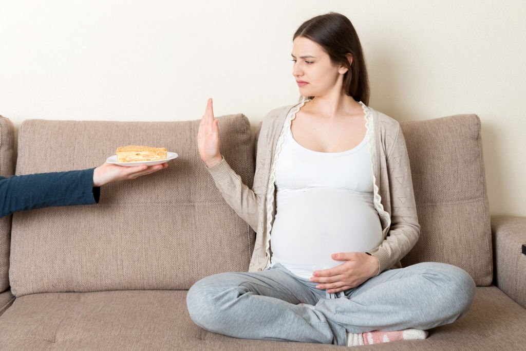 makanan yang harus Moms hindari saat hamil ya