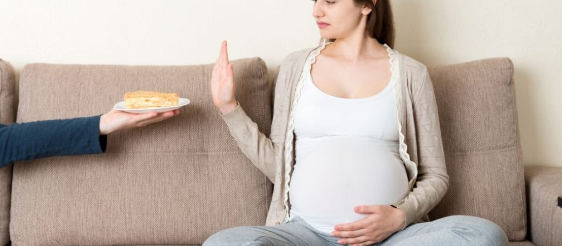 makanan yang harus Moms hindari saat hamil ya