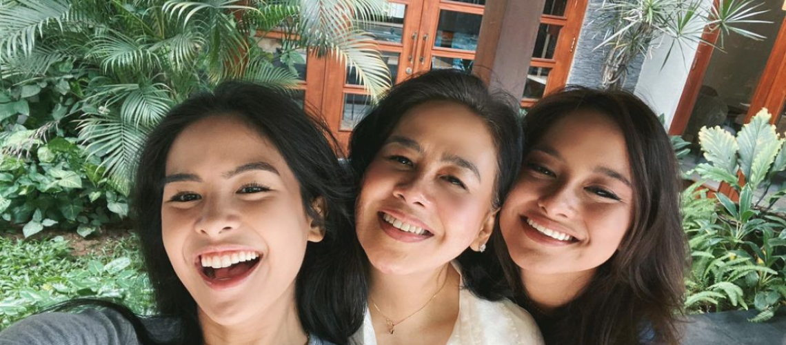 maudy ayunda with moms and sist